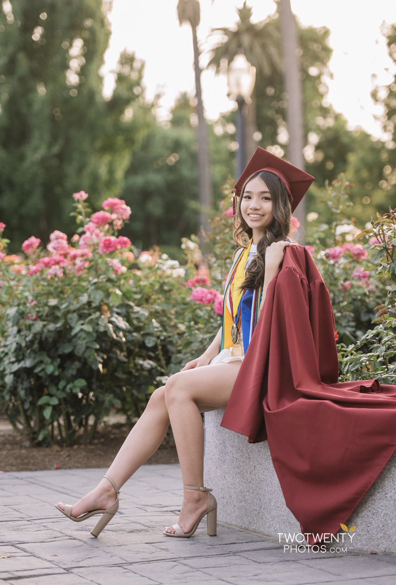 alysthi's tweet photo. graduated as a co-valedictorian only to graduate via slide show 😌 https://t.co/0YiOM9zYuo