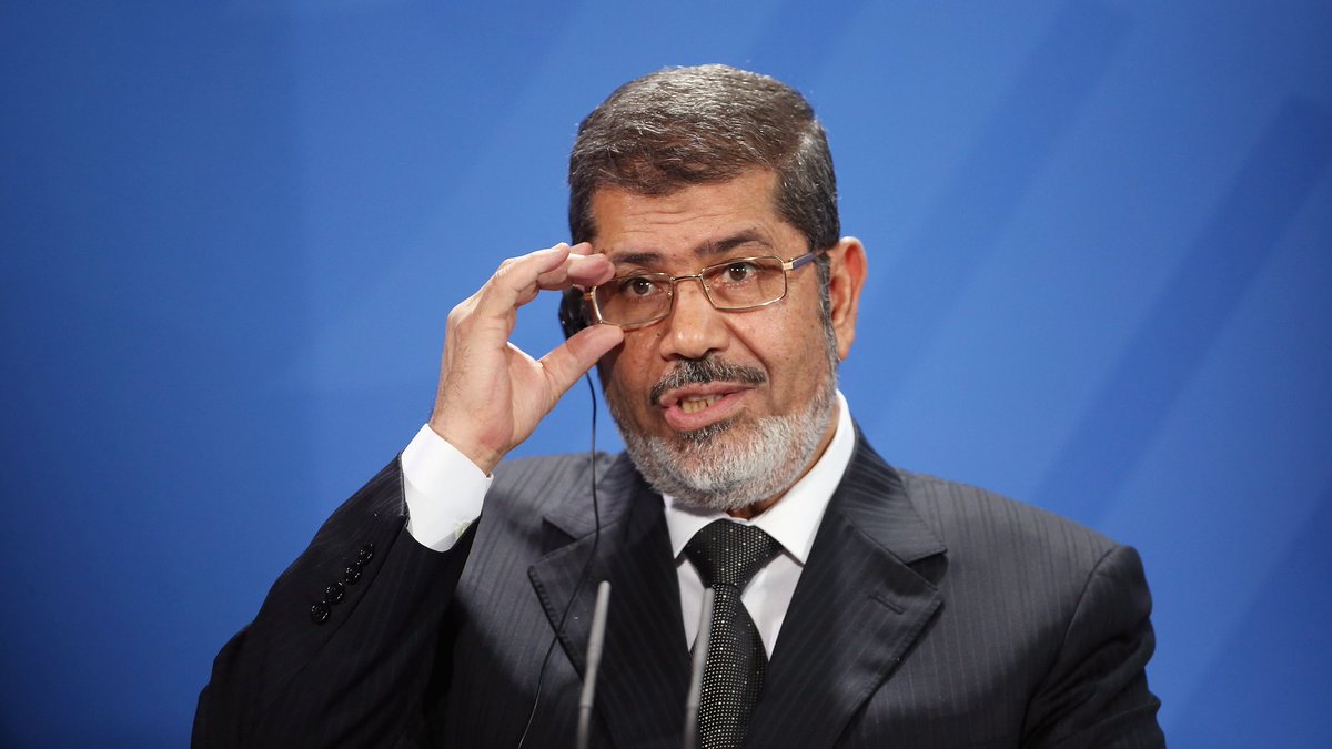 في مثل هذا اليوم، قبل عام، سقط الرئيس المصري السابق محمد مرسي مغمى عليه في نهاية جلسة محاكمته لتعلن وفاته في نفس اليوم.