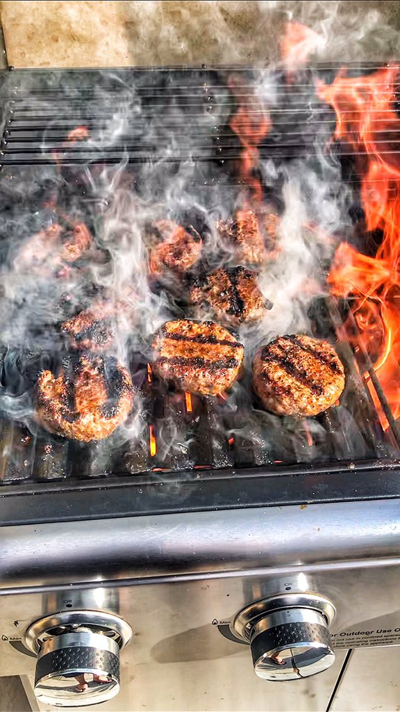 AndyBGreen's tweet photo. Strong burger game tonight. #bbq #abajburger #flipitonce #flamegrilled https://t.co/AedtubZxuz