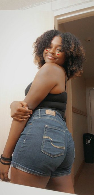 I don't ever post pics but fresh out of a toxic relationship ayeeee 🥳🎊🥂 https://t.co/NQhbvrPn31