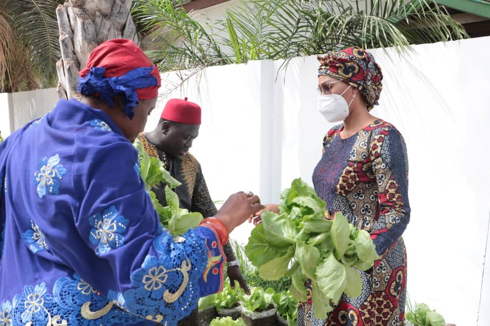 OFLA_GMB's tweet photo. As a champion of Plastic Ban in W/Africa, @FirstLady_GMB started an initiative that recycles used plastic bags for agriculture. 

The environmentally friendly method doesn't only ensure litter-free streets and pollution, it as well promotes organic home gardening. https://t.co/JnglLVYAkG