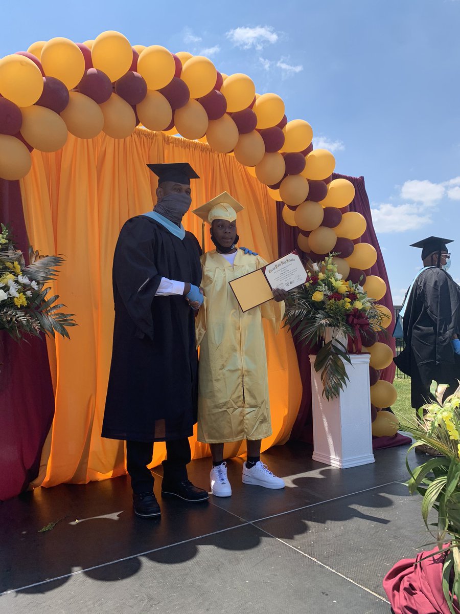 Just2JazzE's tweet photo. @BarackObama You are STILL the DOPEST President I’ve experienced in my adult life💯 I was good on your virtual commencement speech; then the reference that “the desire to walk across the stage will pass”. 🤔 Here is the energy of “walking across a stage”. #MarshallHigh2020 https://t.co/NIhvzNbslb