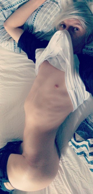 2 pic. It's ya favourite gay skelly foxboi dumbass (Not a furry btw. Yet)
#gay #femboy https://t.co/