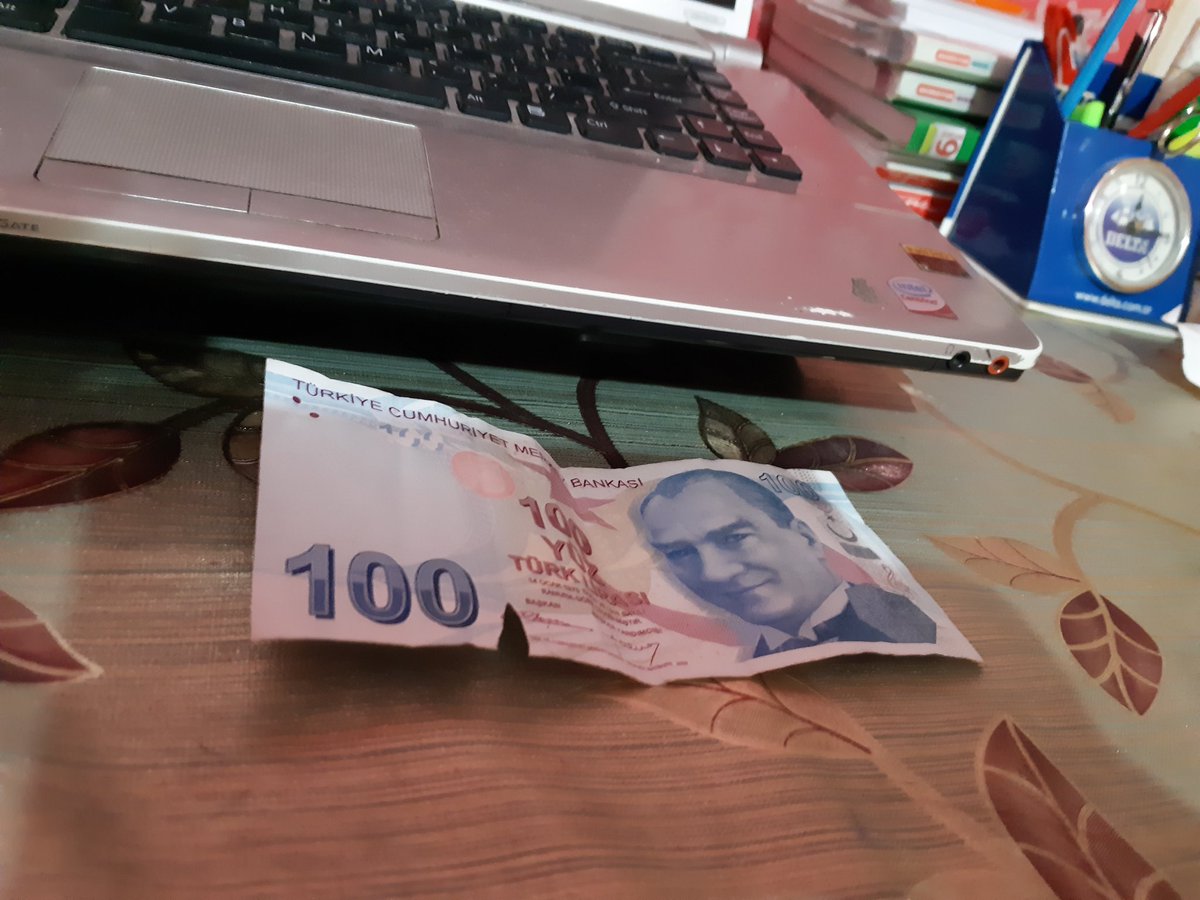 mirtacdin's tweet photo. Sevgili @Akbank 
Bu banknotu #Kayapınar şubenizde bulunan maaş hesabımdan dün çektim.Bu akşam para yatırmak istediğimde bana bu  parayı veren  bankamatik almayı ise kabul etmedi. #Ceylanavm bankamatiği de aynı şekilde parayı iade etti.Bana bunu izah etmeniz mümkün mü? https://t.co/IGAGqPYgtG