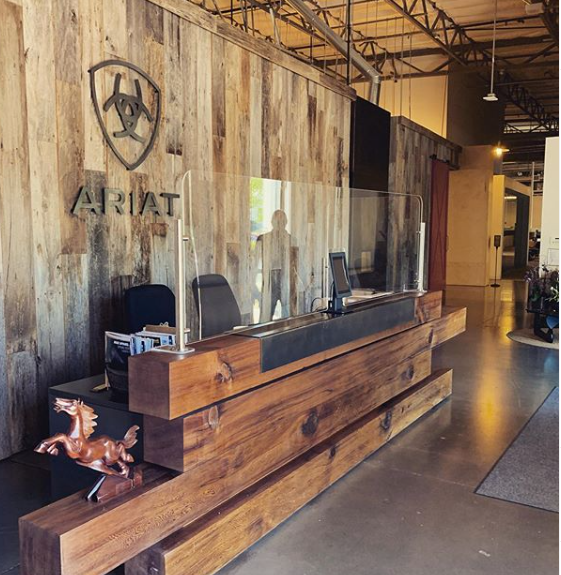 ProExhibits's tweet photo. We just installed this beautiful #socialdistancing solution for @Ariat. Contact us for yours! โก๏ธ https://t.co/RJD9q3IA4C #officepartition #partitionsystem #COVID19solution #workplacesolution https://t.co/9C9b88vbcf