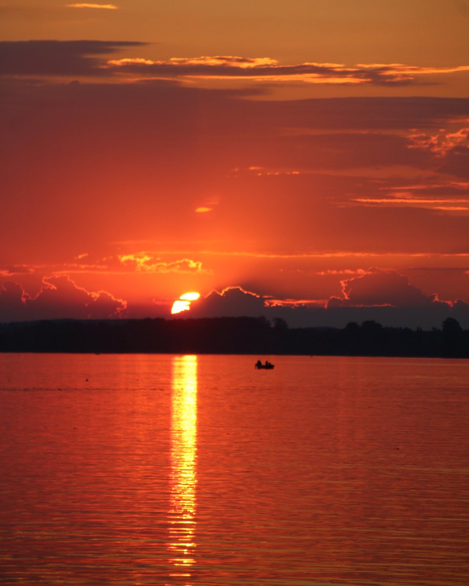 ☀️☀️Wos für a Sundowner am Boarischen Meer🙌|
///
#boarisch 
#hoamat 
#bayerischesmeer
#dahoamisdahoam 
#chiemgau
#hochfelln
#hochgern
#kampenwand
#lake 
#chiemsee 
#chiemgau 
#bavariansea 
#naturephotography 
#dahoamisdahoam 
#bayerischesmeer