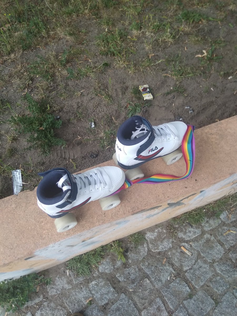 Effi_iffE's tweet photo. War ja erst vorsichtig bezüglich der Skates, hatte Angst sie liegen dann nur in der Ecke rum. Aber ich liebe es mittlerweile auf ihnen neue Ecken in Berlin zu erkunden ♥️👌🏽 https://t.co/u2ePOTAYNg