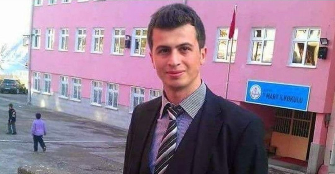 23 yaşındaydı,
İşkence edilerek şehit edildi.
Tek suçu bu Vatanın çocuklarına öğretmenlik yapmaktı.
Asla unutmayacağız..!

 #NecmettinYılmaz
