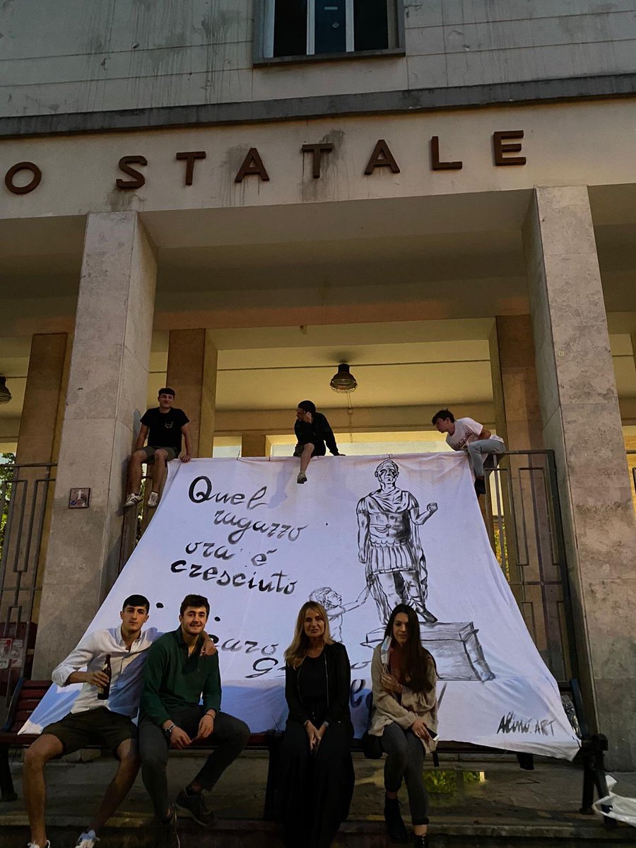 maria_spena's tweet photo. Questa maturità resterà indelebile nella memoria di tutti, anche di chi non è chiamato a sostenerla.  
Vi è stato tolto un pezzetto di vita, ma avete sicuramente imparato. 
Forza ragazzi il Mondo vi aspetta!  #Maturità #IlMondoèVostro #GrazieProf #NottePrimaDegliEsami https://t.co/z2EshoRWmA