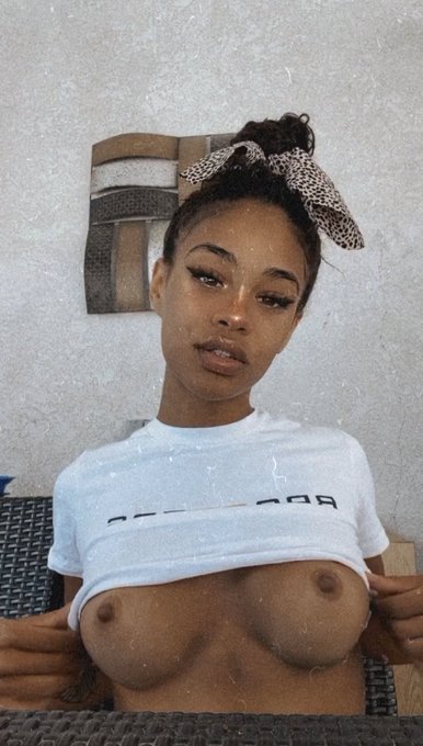 Show me dem boobiessss 🤪 https://t.co/hILjoVn9wO