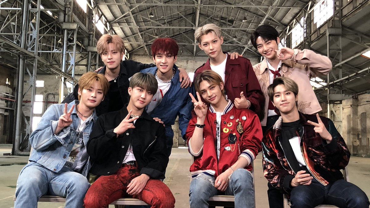 Stray ao3. Группа Stray Kids Кристмас. Stray Kids камбэк 2022. Stray Kids с фанатами. Фотосессия Stray Kids шоколадная фабрика.