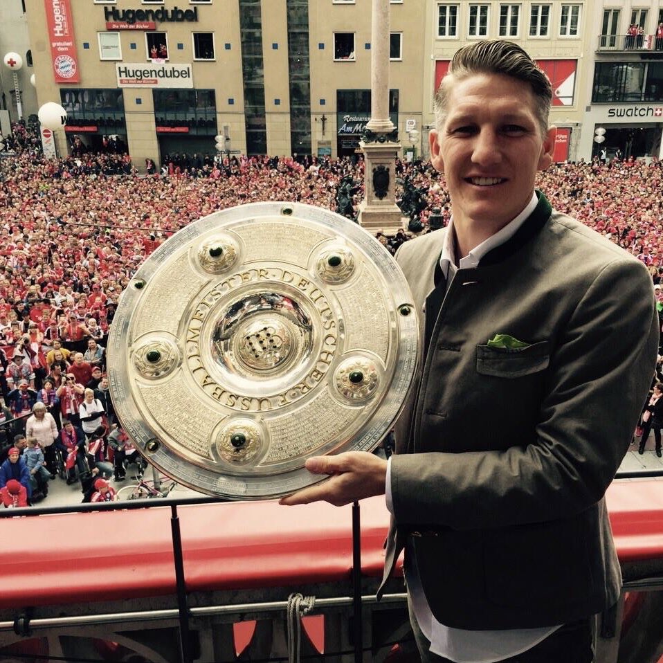 BSchweinsteiger's tweet photo. Jawoll! Glückwunsch zur 8. Meisterschaft in Folge, @FCBayern! Großartige Erinnerungen an die ersten drei 😉 #MiaSanMia https://t.co/LoZ5WBW9eH