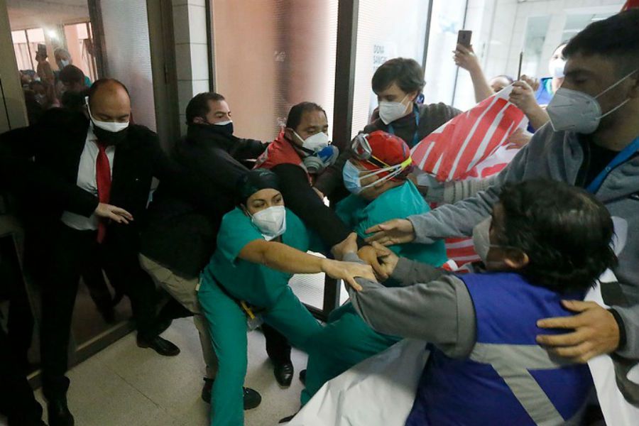 Barraza_Quilpue's tweet photo. Distanciamiento social versión sindicalistas del hospital San José https://t.co/qevxsIHira