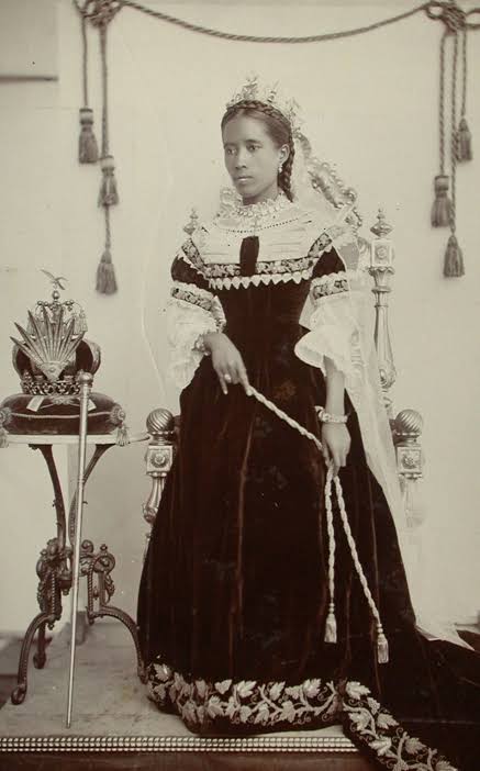 AfricaFactsZone's tweet image. Queen Ranavalona III (1861- 1917) was Madagascar's last reigning Queen. She passionately defended her country's sovereignty.

She was deposed to Algeria by the French military on February 28, 1897. Therefore, the country became a French colony.