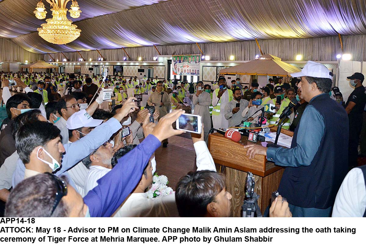 29/ Federal Cabinet members  @UdarOfficial &  @aminattock addressing an oath taking ceremony of the Tiger Force (which is tasked with ensuring social distancing guidelines) without much social distancing. https://photo.app.com.pk/photo/2020/05/attock-may-18-advisor-to-pm-on-climate-change-malik-amin-aslam-addressing-the-oath-taking-ceremony-of-tiger-force-at-mehria-marquee-app-photo-by-ghulam-shabbir/ https://photo.app.com.pk/photo/2020/05/attock-may-18-special-assistant-to-the-prime-minister-for-youth-affairs-usman-dar-addressing-the-oath-taking-ceremony-of-tiger-force-at-mehria-marquee-app-photo-by-ghulam-shabbir/