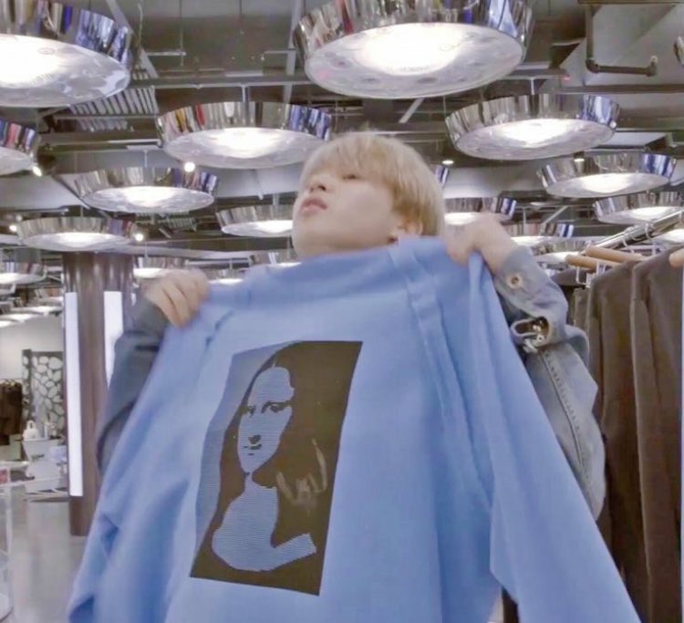 TINYYOOMFIE's tweet photo. jimin being tiny but as you scroll he gets even tinier ; a thread https://t.co/D5iPT2IJqA