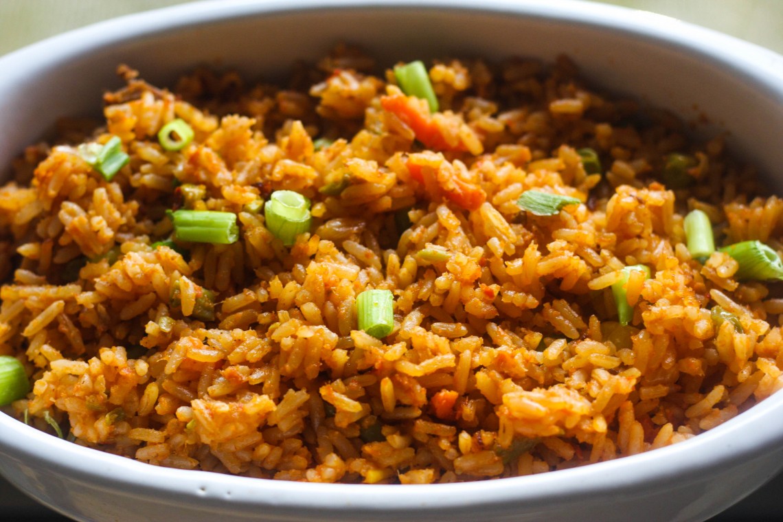 Now let's talk about ghanaian dishes. Ghanaian jollof rice is made of vegetable oil, onion, bell pepper, cloves of pressed garlic, chillies, tomato paste, beef or goat meat or chicken. BTW Ghana has the best jollof rice .