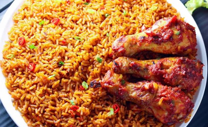 Now let's talk about ghanaian dishes. Ghanaian jollof rice is made of vegetable oil, onion, bell pepper, cloves of pressed garlic, chillies, tomato paste, beef or goat meat or chicken. BTW Ghana has the best jollof rice .