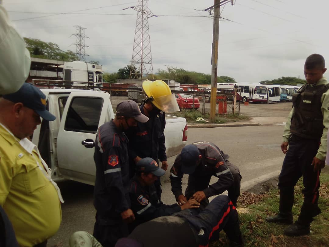 #16Junio personal de guardia de 
@bomberoslg
 aplican primeros auxilios y traslado improvisado a funcionario de la Policía Municipal de los Guayos, tras resultar lesionado en colisión de vehículo contra la moto del funcionario. 
@DGNBEnLinea
@CentralReedan
 @Randyg2re
 @angeljeke