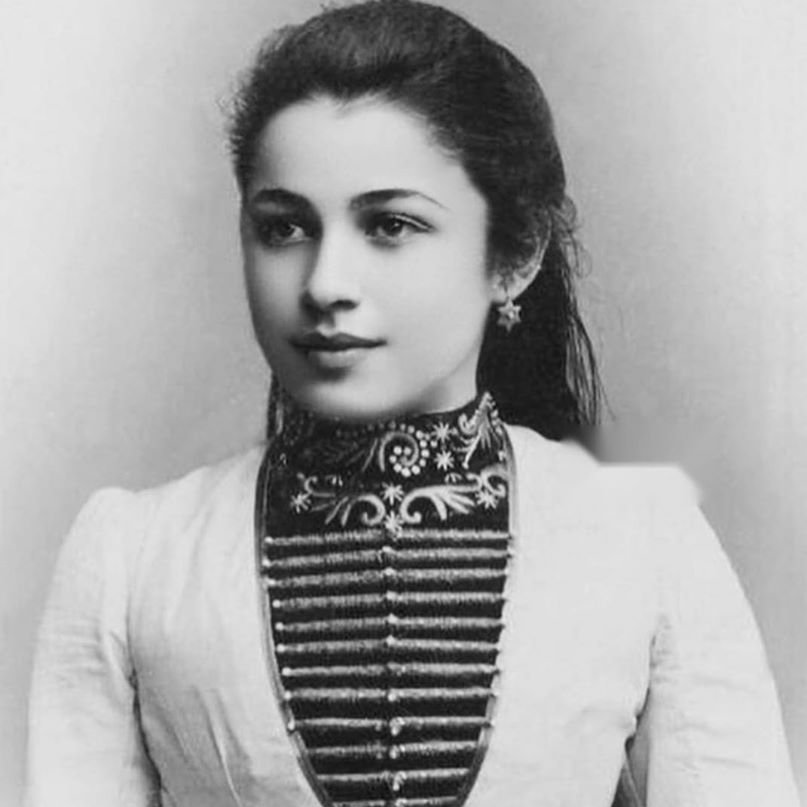 #Osetkulturu eril bir kültürdür. Ancak bunun yanında kadına saygı birinci kuraldır. Yaşı kaç olursa olsun, küçük bir kız çocuğu dahi olsa, kapalı bir mekana bir kadın girdiğinde bütün erkekler ayağa kalkarlar. Kadına asla şiddet uygulanmaz. 

#Oset Genç Kız, 19.yy. başları