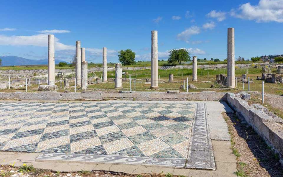 Macedonians did not organize into city-states, but operated as kingdoms run by Strong Men (sort of a technical Classical term for powerful military men who ruled by right of force) - another feature which made them seem archaic and unenlightened in the Peloponnesian south.