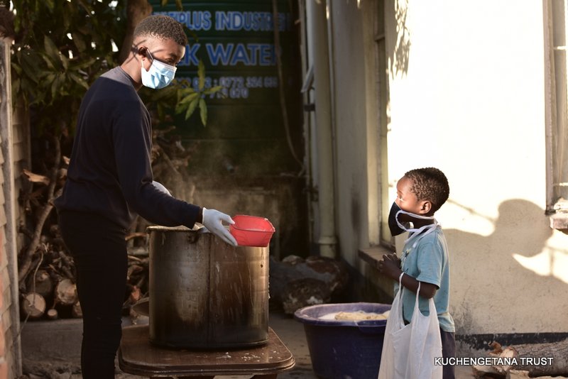 Semalho's tweet image. Day 63

Porridge:893 kids
Supper:1968 people

Served Sadza and Soya Chunks
Main ingredients;
25kgs Soya Chunks
120kgs mealie meal
4 litres cooking oil

Thankful for the donations that are still coming through.