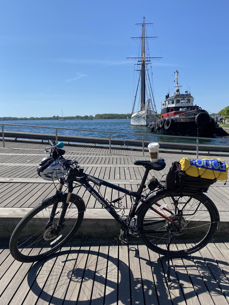 This morning we stopped for a tea by the Waterfront.The amount of support and encouragement that we received was heartwarming!I know that the vast majority of Torontonians love their police officers!This continues to give me the motivation to serve this great city!@TorontoPolice