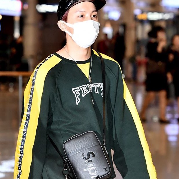 the supreme all black sling bag