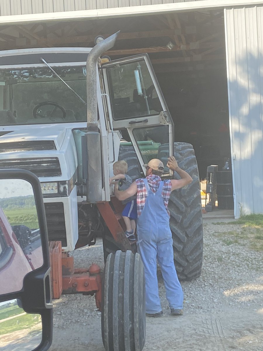 Thankful that this is our life ❤️ #farming #farmers #FarmLife <a href="/loesshillfarmer/">Rob Rains</a>