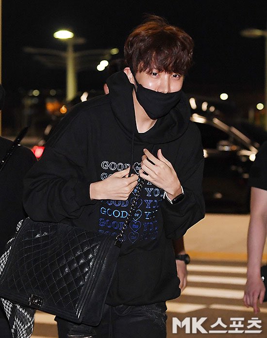 the way he constantly matches his fits with his bags..