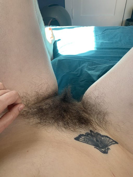 1 pic. My thick hair naturally forms to a point 🤷🏻‍♀️

#bush #hairypussy #hairygirl #hairyenby #thighbeard