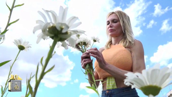 Yola desprende armon&iacute;a. Le gusta sacar una sonrisa a sus compa&ntilde;eros y aprovecha su tarea limpiando las<a href="/tag/teamyola"class="tags"><span>#teamyola</span></a><a href="/tag/lacasafuerte2"class="tags"><span>#lacasafuerte2</span></a>