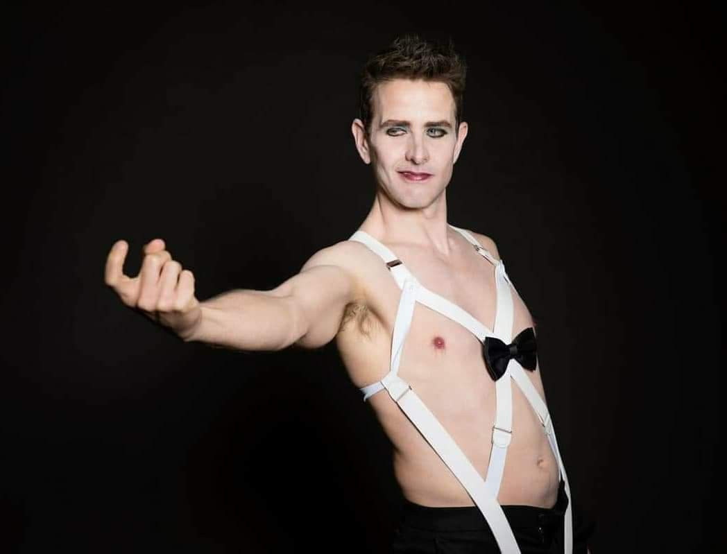 JoeysPackage's tweet photo. #MACATTACK
That time he told us willkommen, bienvenue, welcome! And bid us to come inside, where it was hot! ๐๐ญ๐~L
#MacInACTion #CabaretInAlaska #Emcee https://t.co/npKbnpXiBf