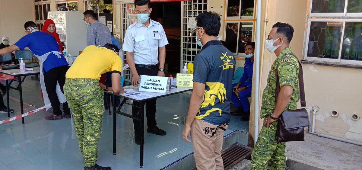 Semangat yg harus dicontohi. Anggota RELA Neg. Terengganu  yg turut terlibat menjayakan Program Derma Darah Sempena HARI PENDERMA DARAH SEDUNIA 2020.
Anjuran APM Terengganu bersama Unit Transfusi Darah HSNZ hari ini.
Kredit foto : APM Neg. Terengganu