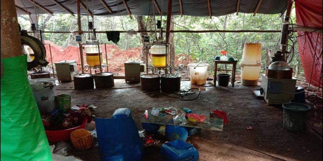 Let's break down how meth labs are set up in Myanmar.First you need a place to put the lab.Best if it's close to the Chinese border — so you can easily smuggle in raw chemical ingredients.Also good if it's near a stream. Cooking meth creates lots of waste. (2/11)