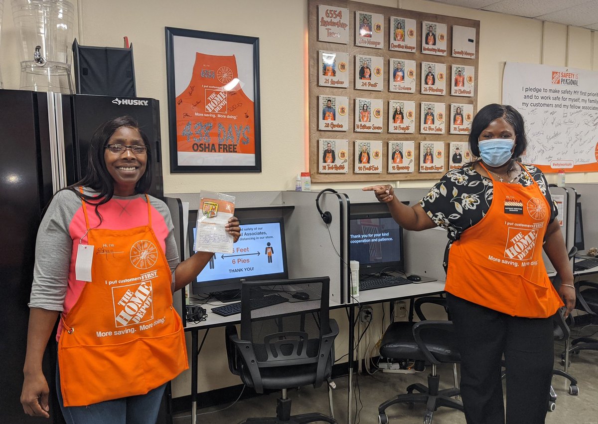 DSM Shayla recognizing COS LaShun for consistent Outstanding Customer Service!!!  Keep it up, Shun!