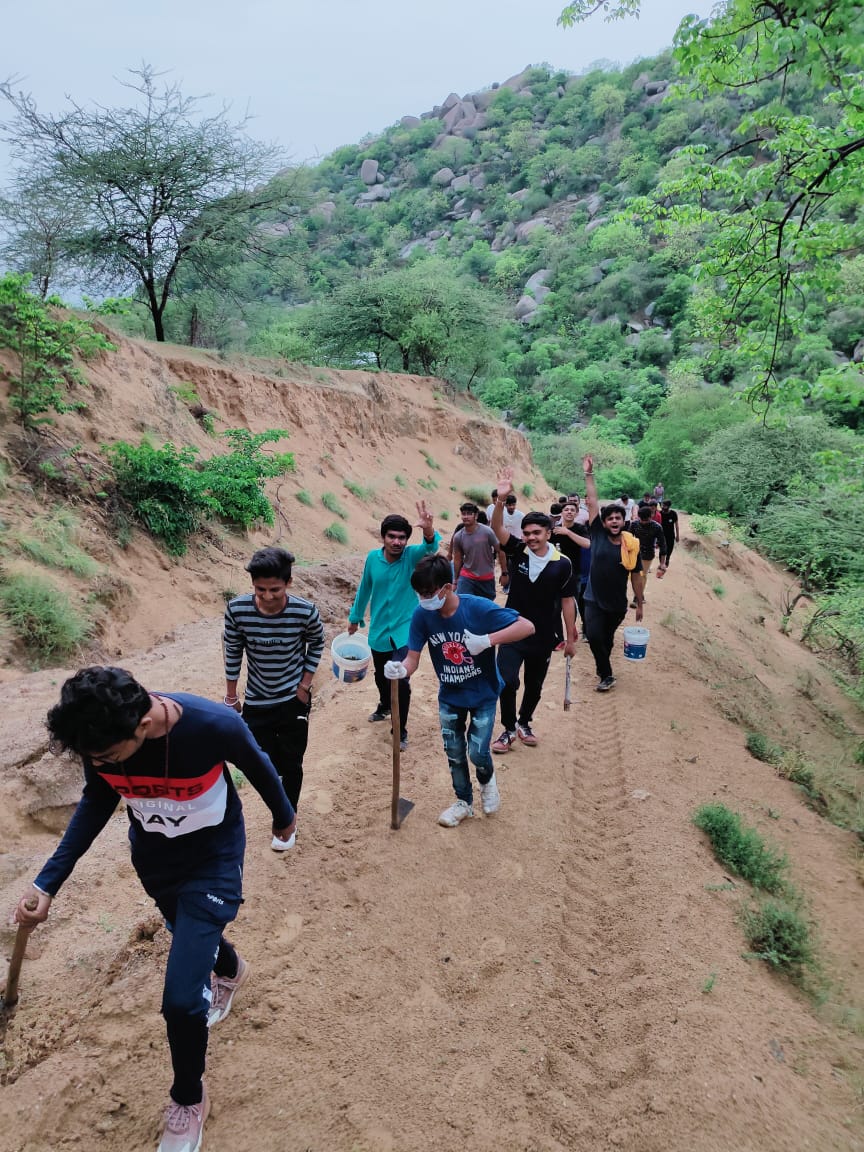 AbvpMehsana's tweet photo. Students for development महेसाना द्वारा ट्रेकिंग और ट्री प्लांटेशन फॉर तारंगा कार्यक्रम का आयोजन किया गया। जिसमे तारंगा के जंगलों में 5000 जितने विविध पेड़ - पौधों का रोपण किया गया।
#abvpforsociety https://t.co/88bmWUon0S