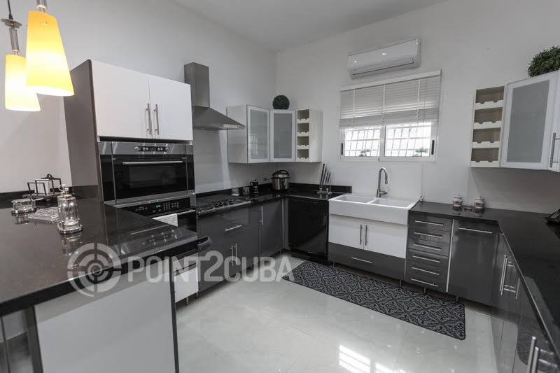 Point2Cuba's tweet photo. Have a look inside this new long-term rental in #Havana (Miramar)  ⤵️
3 🛏  2 🛁   🌵 Garden and patio 💰 3300  📞(53) 54000616
#Cuba #RealEstate #luxuryhomes https://t.co/56yb1ZYDr5