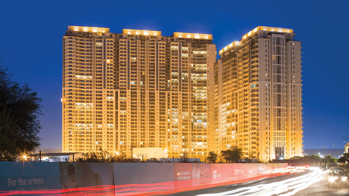 AlamRealtors's tweet photo. #DLF #The_Crest on #GolfCourseRoad, #DLF5, #Sector54, Gurugram. The architectural design ensures that you are cocooned from the noise of the bustling city, making The Crest your private oasis.
#Call: +91 9810327855 | 8574611838
Type: 3BHK+Servant
Size: 2686 SqFt
Price: 6.63 Cr https://t.co/GvQUlXfYDh