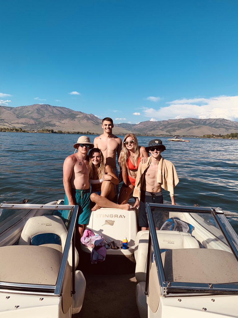 lexiilou2's tweet photo. 💛🚤 https://t.co/8BBbCBOh10