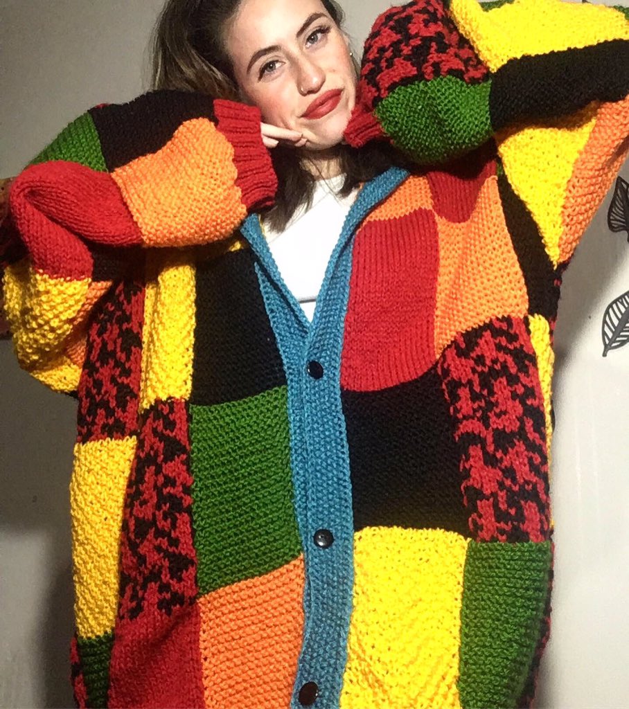 gente de tw y fans de Harry, mi mami tiene un emprendimiento con sus tejidos hechos a mano y tiene el chaleco de Harry igualito por encargo, por si les interesa🥺
es @tejidoslonquen en instagram, le mandan dm y listo! 

con un RT nos ayudarían mucho, apoyo a las pymes! 🥺🖤
