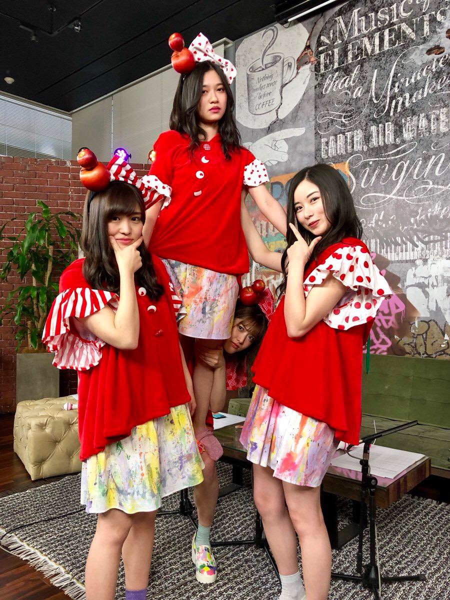 37 ⊿ Hakumai Sama [MV & Perf. Costume]Sayuringo Army Corps costume consists of bright red shirts over the flowy colorful dresses in the MV. But perhaps the best part of the outfit are the adorable headbands with the giant bow and two stacked apples. https://twitter.com/korobizaka/status/1272236950196490240?s=20