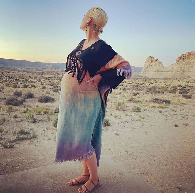katysmeowers's tweet photo. #KATYSPICS | New pics from Katy's IG, with alleged new lyrics:
"i’ve got to shed all this skin
if I want the distance
let the sun in
pull out the weeds
and focus my vision" https://t.co/mYRYAHuwyK