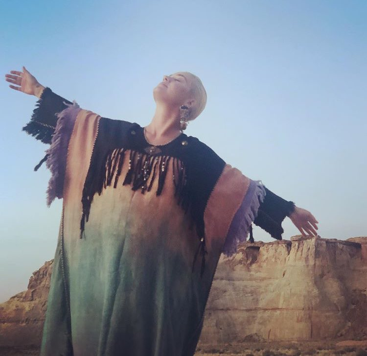 katysmeowers's tweet photo. #KATYSPICS | New pics from Katy's IG, with alleged new lyrics:
"i’ve got to shed all this skin
if I want the distance
let the sun in
pull out the weeds
and focus my vision" https://t.co/mYRYAHuwyK