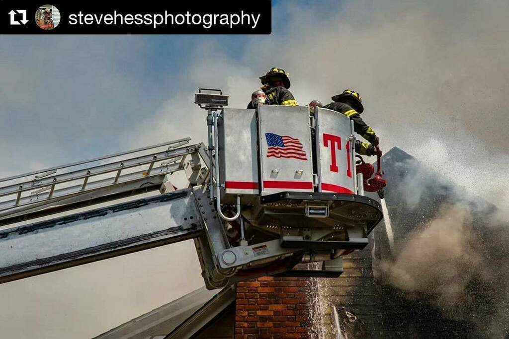 KempterFireWire's tweet photo. Windsor #Connecticut #Firefighters operate a master stream from the bucket of a #seagravefireapparatus #aerialscope at a recent #job
@stevehessphotography https://t.co/7zQcdOXOdt https://t.co/eVo988kmmU