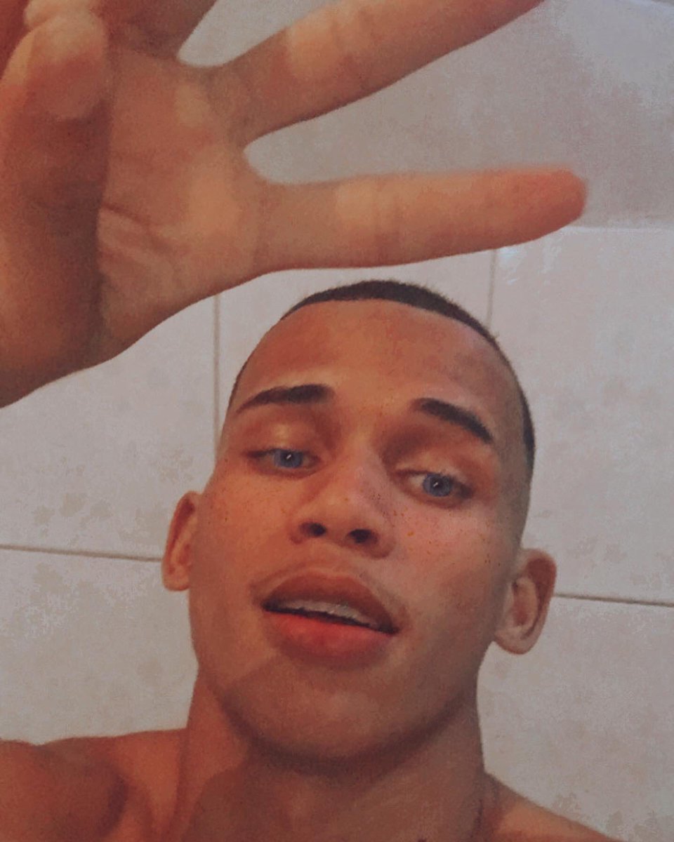 Danoficial19's tweet photo. O rostinho é feio mas o coração é bom, juro 🤧❤️ https://t.co/7sq7tqs3CV
