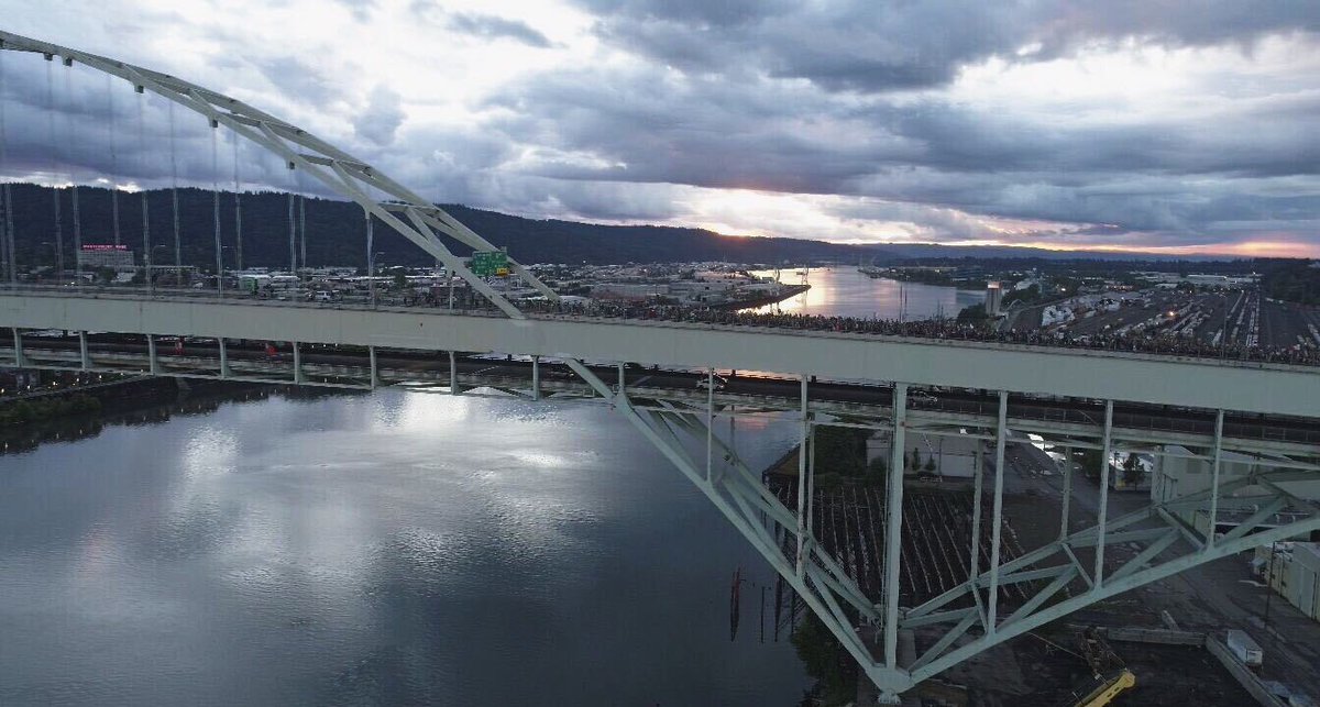 Oregonian's tweet image. Photos via @killendave