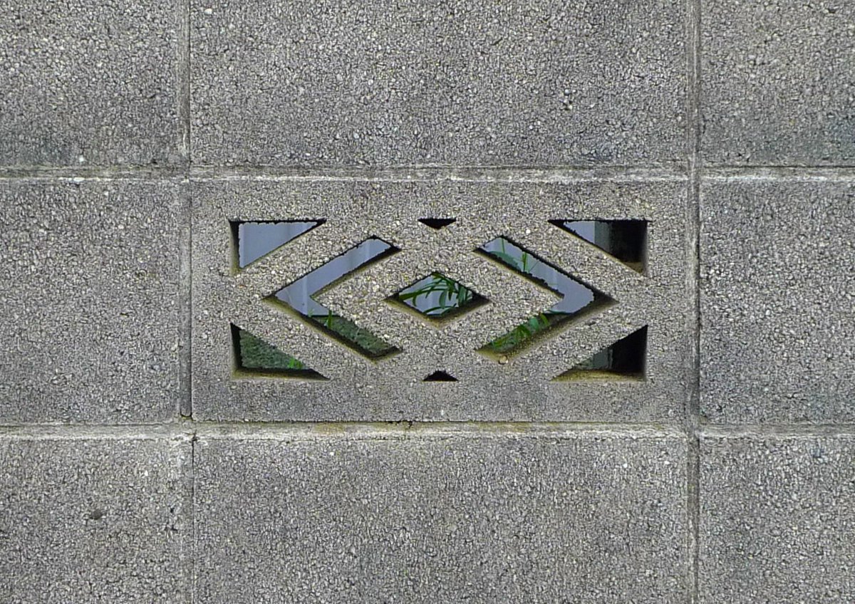 greatblockwork's tweet photo. 違い菱で一番よく見るものは３枚目のもので、真ん中に菱形をドンと一つ置いた上で左右との交差が示されています　1、2枚目はこれとは異なり、二つの菱形だけで枠に収まっています
 #ブロック塀 #透かしブロック https://t.co/9mQZap3kr8