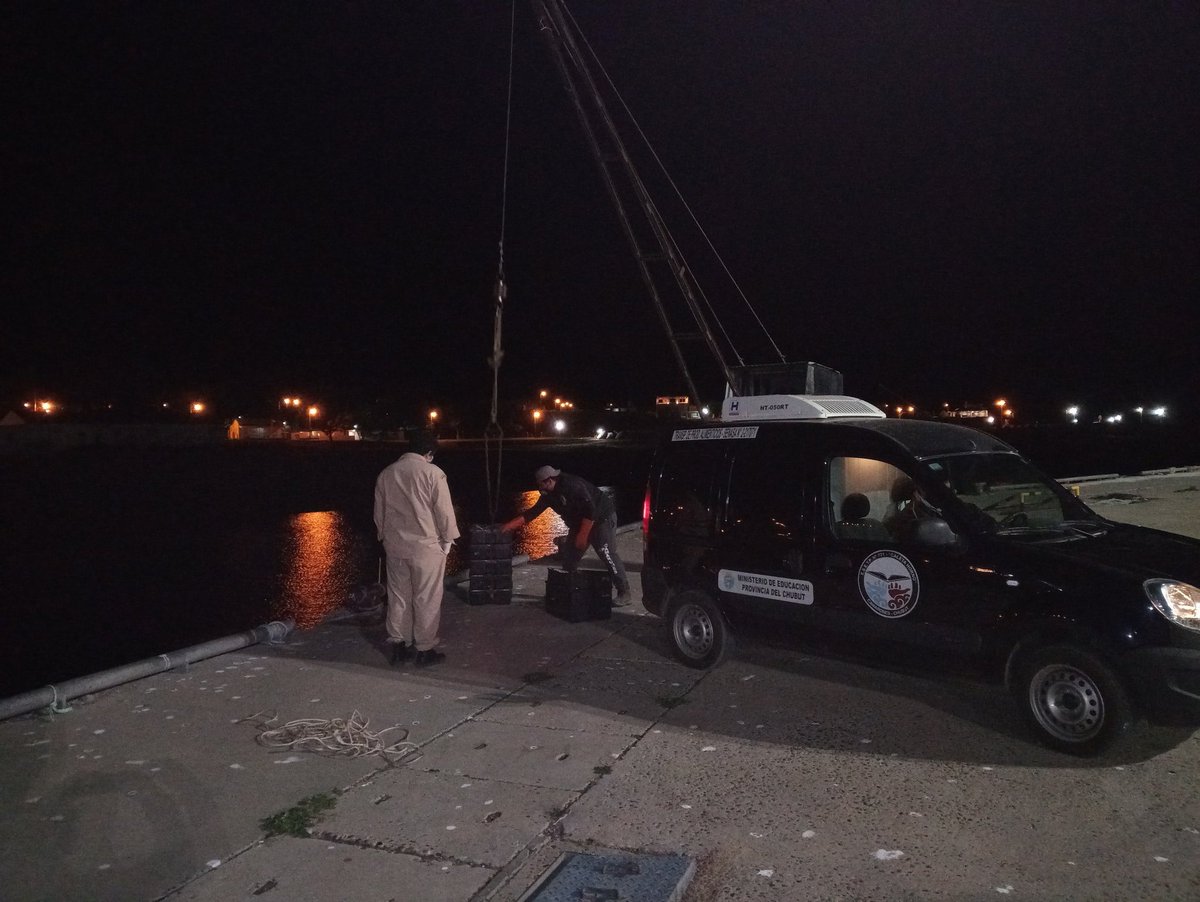 StephaneOceania's tweet photo. Después de 6 meses de laburo logramos traer y hacer trabajar 2 lanchas artesanales en Camarones para asegurar ingreso de materia prima a la planta. Hoy fue la primera descarga en el puerto. Con ayuda del colegio 721, de la Municipalidad del puerto y del SUPA. https://t.co/7yhxZsrsrB