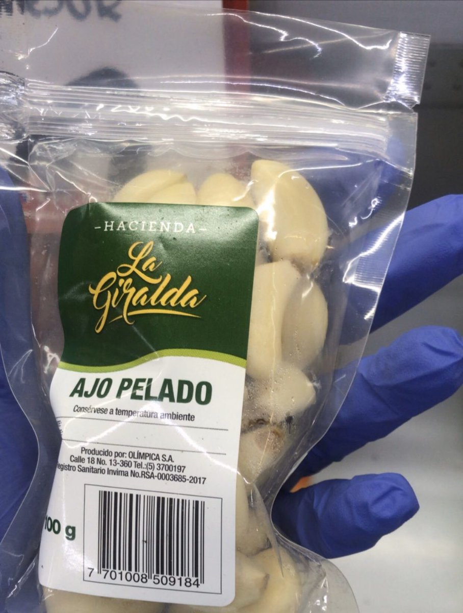 mcamilamdlp's tweet photo. Quiero hacer esto publico porque ya me parece el colmo , EL AJO EN BOLSAS DE PLÁSTICO, solo por  pereza a pelarlo , lo peor de todo es que si lo siguen vendiendo es porque hay gente que consume este tipo de estupideces, y son los primeros en quejarse por el cambio climático😐 https://t.co/qN7bGodQCN